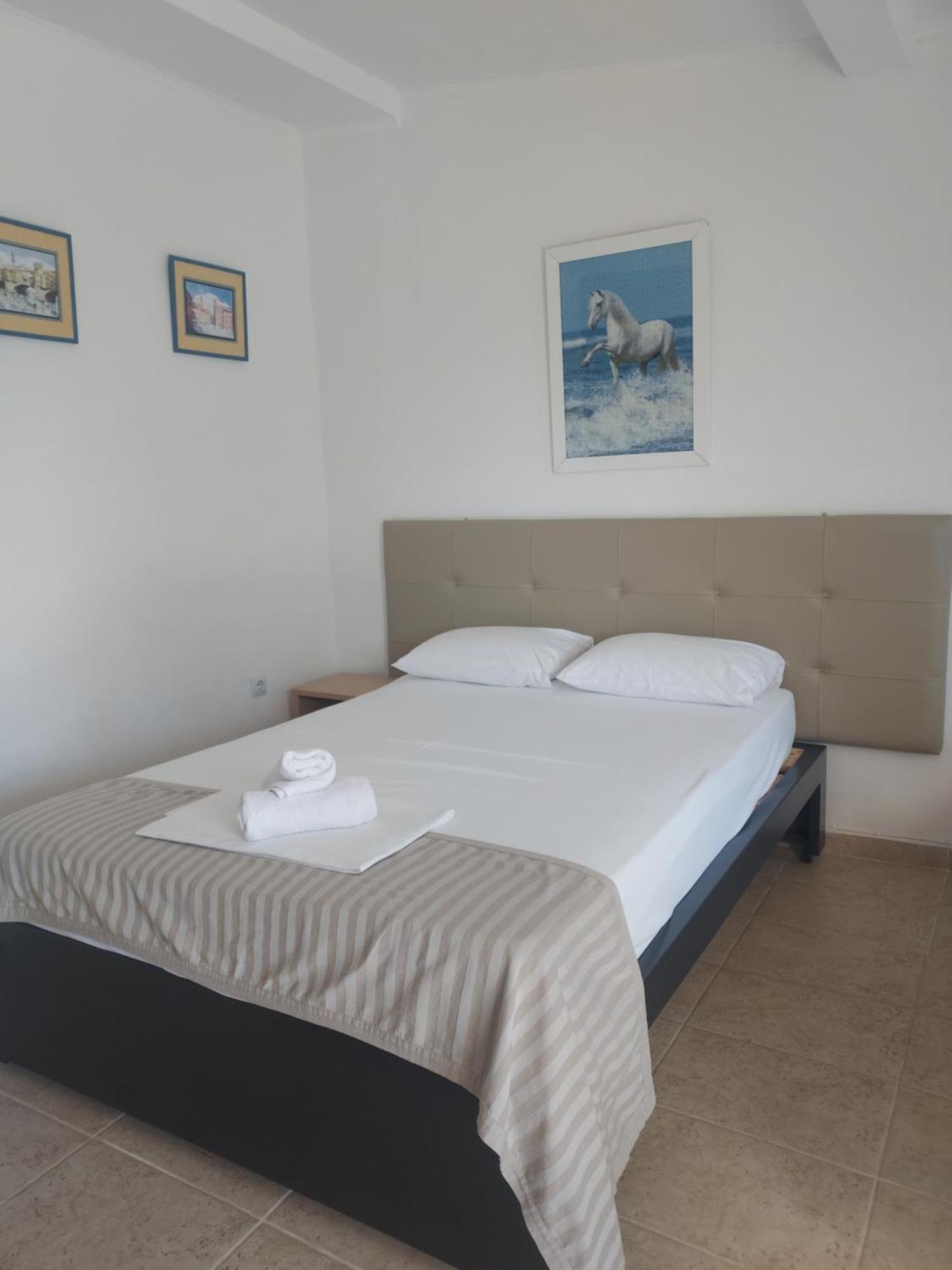 Hotel Fernando à Ofrínion Extérieur photo